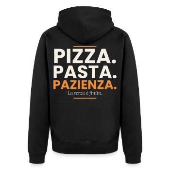 Pizza. Pasta. Geduld. – Pizzeria T-Shirt - Unisex Premium Bio Zip Hoodie - Schwarz - Hinten - Nico (187cm)