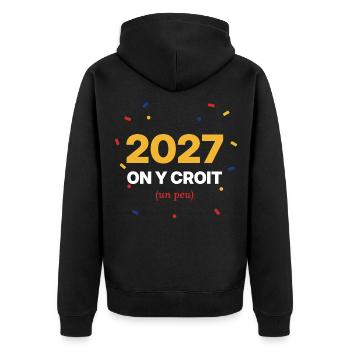 2027 glauben wir daran (ein bisschen) – Silvesterhumor - Unisex Premium Bio Zip Hoodie - Schwarz - Hinten - Nico (187cm)