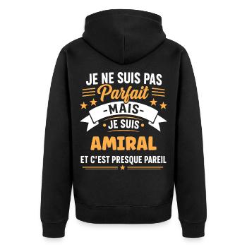 Perfekt, aber Admiral – nautischer Humor - Unisex Premium Bio Zip Hoodie - Schwarz - Hinten - Nico (187cm)