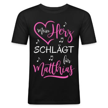 Mein Herz schlägt für Matthias - Männer Slim Fit T-Shirt - Schwarz - Vorne - Nik (191cm)