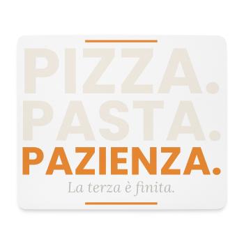 Pizza. Pasta. Geduld. – Pizzeria T-Shirt - Mousepad (Querformat) - Weiß - Vorne