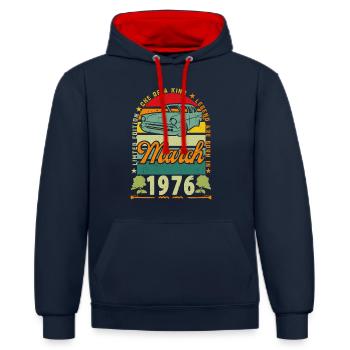 März 1976, März 1976, März 1976. - Kontrast-Hoodie - Navy/Rot - Vorne - Anna (173cm) & Nico (186cm)