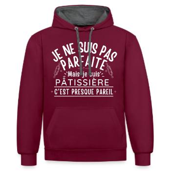 Gebäck Geschenk - Kontrast-Hoodie - Weinrot/Anthrazit - Vorne - Anna (173cm) & Nico (186cm)