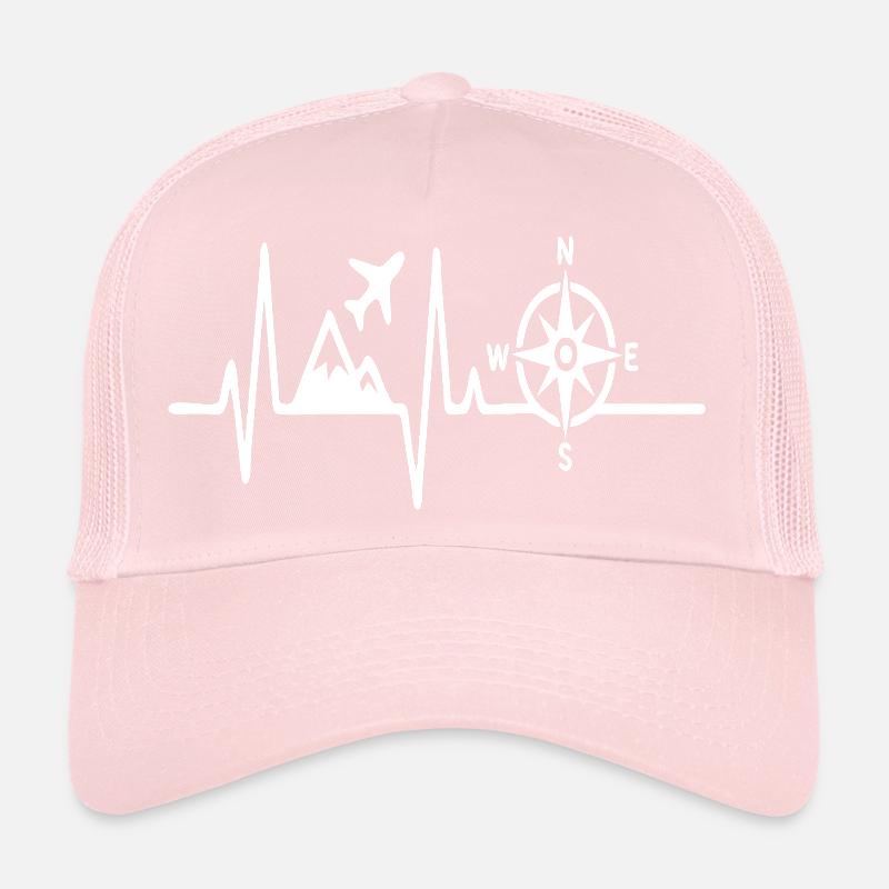 Abenteuerherz mit Kompass, Flugzeug und Bergen Trucker Cap