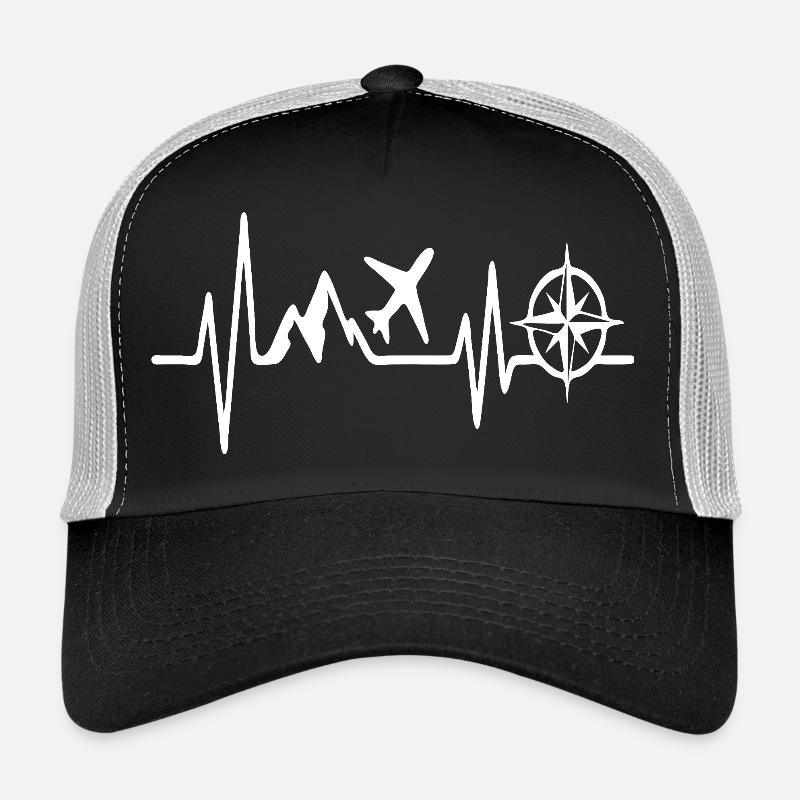 Abenteuerherz mit Kompass, Flugzeug und Bergen Trucker Cap
