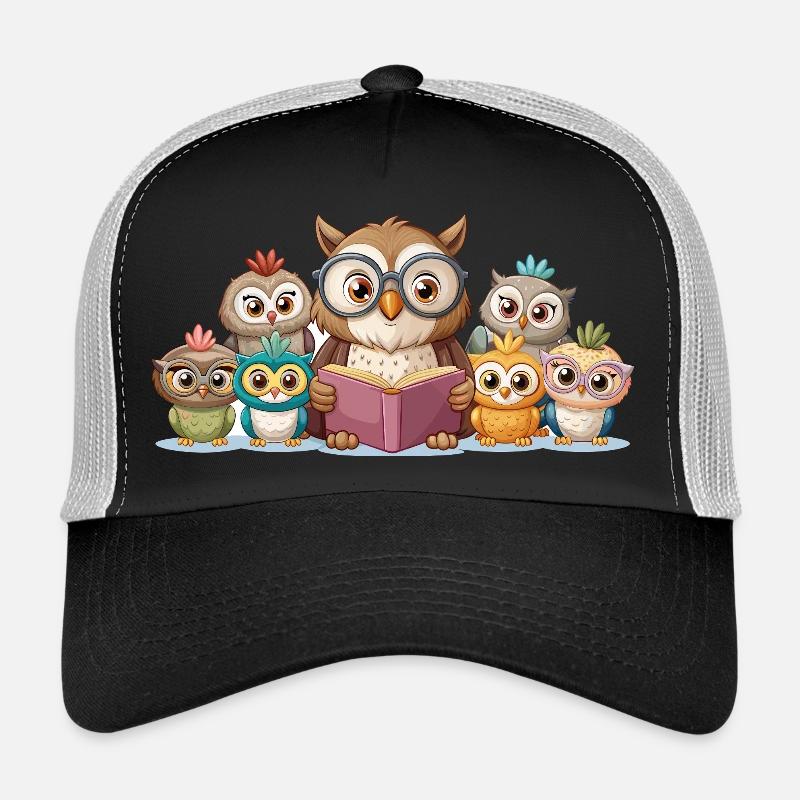 Niedliche Eulenfamilie liest gemeinsam Geschichte Kunst Trucker Cap