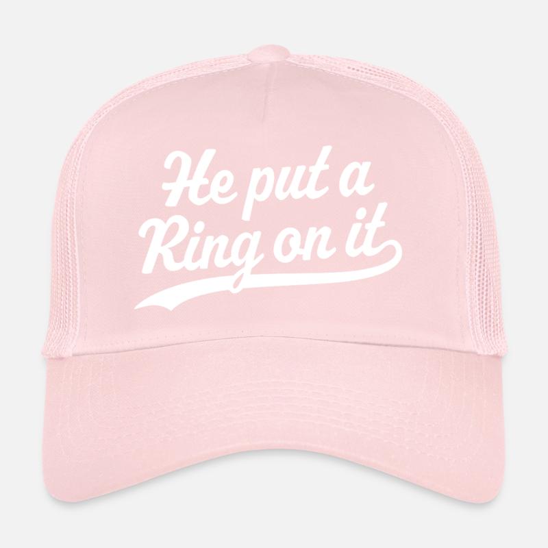 Er steckte einen Ring daran Trucker Cap