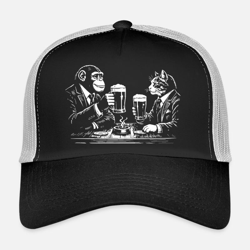 Schimpanse und Katze trinken Bier im Pub Trucker Cap