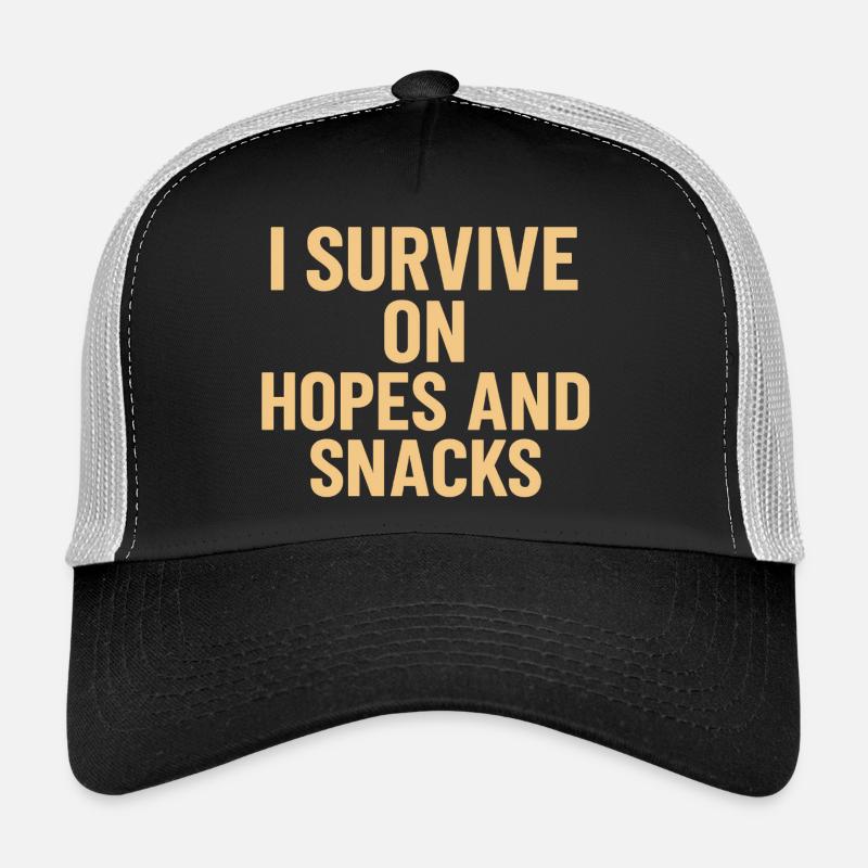 Ich überlebe von Hoffnungen und Snacks Trucker Cap