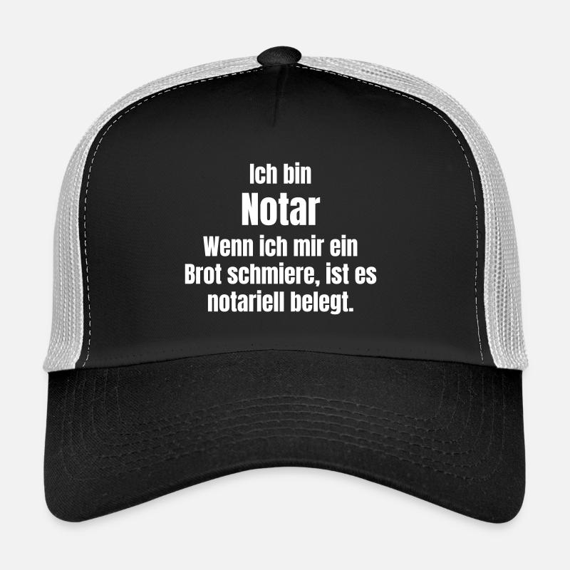 Notar schmiert sich ein Brot Trucker Cap