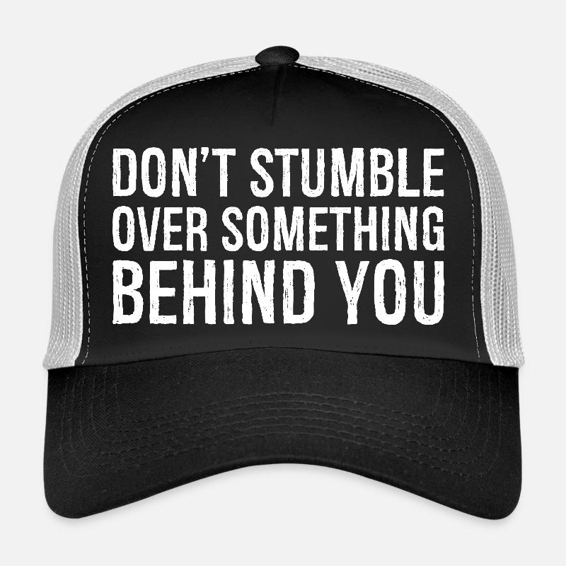 Stolpern Sie nicht über etwas hinter Ihnen Trucker Cap