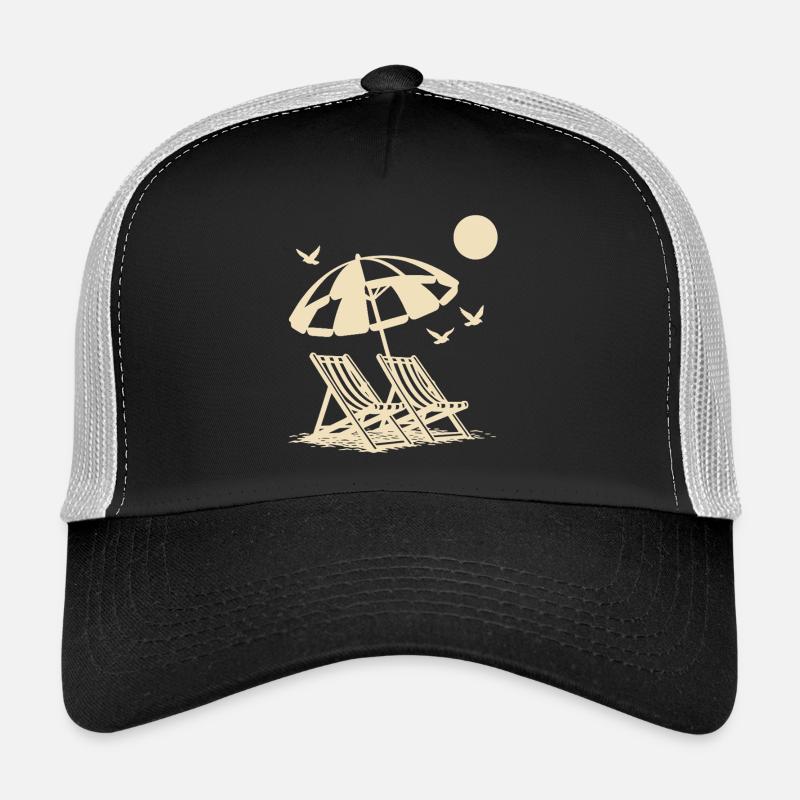 Strandurlaub mit Liegestühlen unter Sonnenschirm Trucker Cap