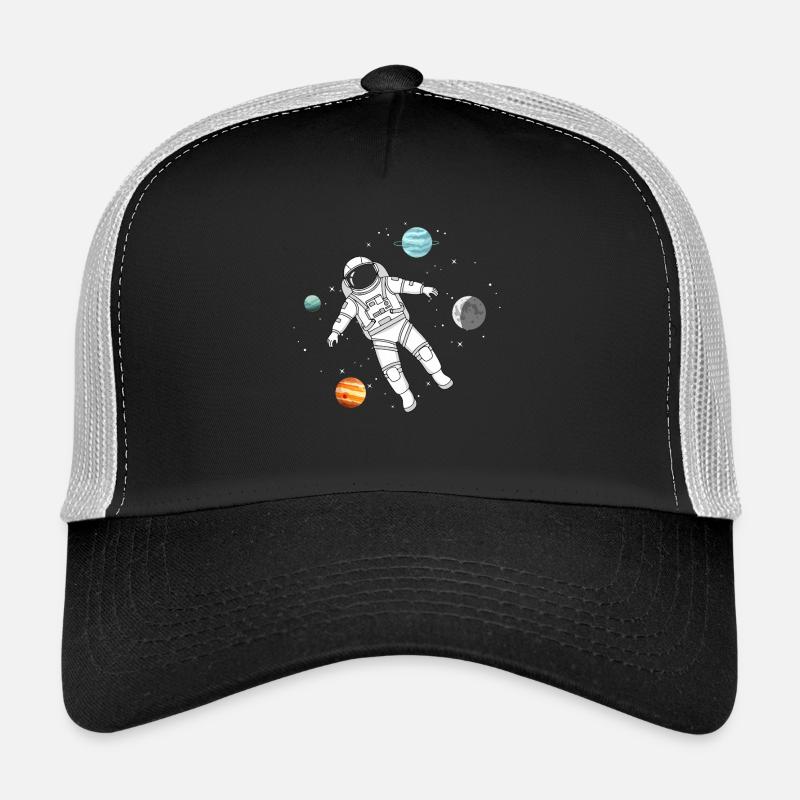 Astronaut schwebt im Weltall mit Planeten Trucker Cap