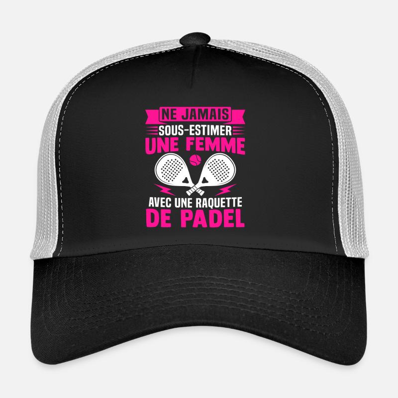 Eine Frau mit einem Tennisschläger Trucker Cap