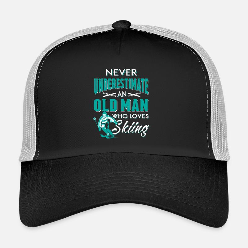 Never underestimate an old man who loves skiing - Trucker cap - sort/stengrå