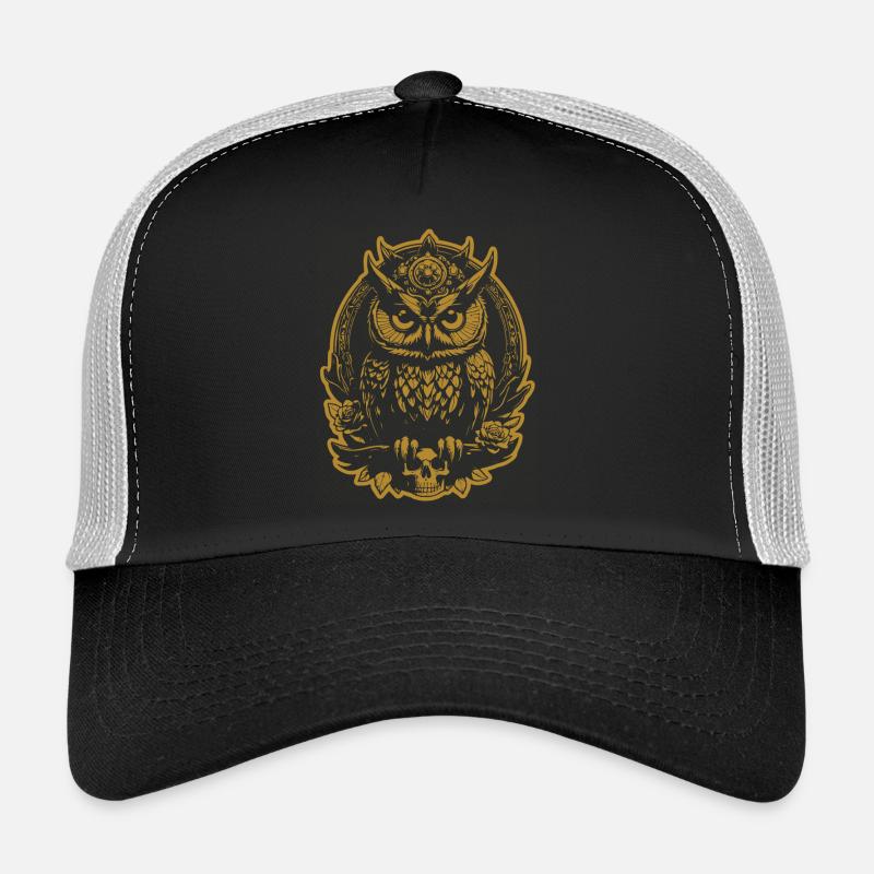 Mystische Eule sitzt auf einem Skull Trucker Cap