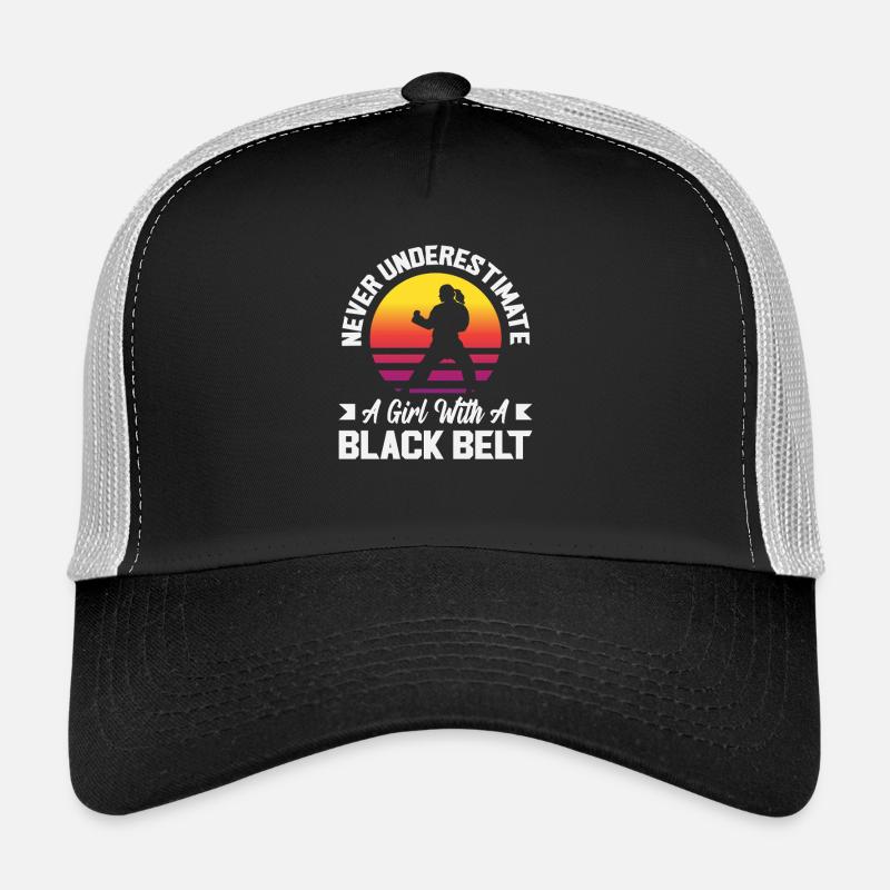Mädchen mit Schwarzgurt Karate Kampfsport Retro Trucker Cap