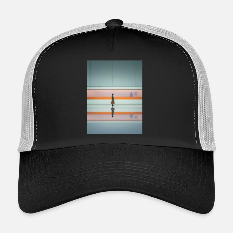 femme élégante passant le métro Casquette trucker 