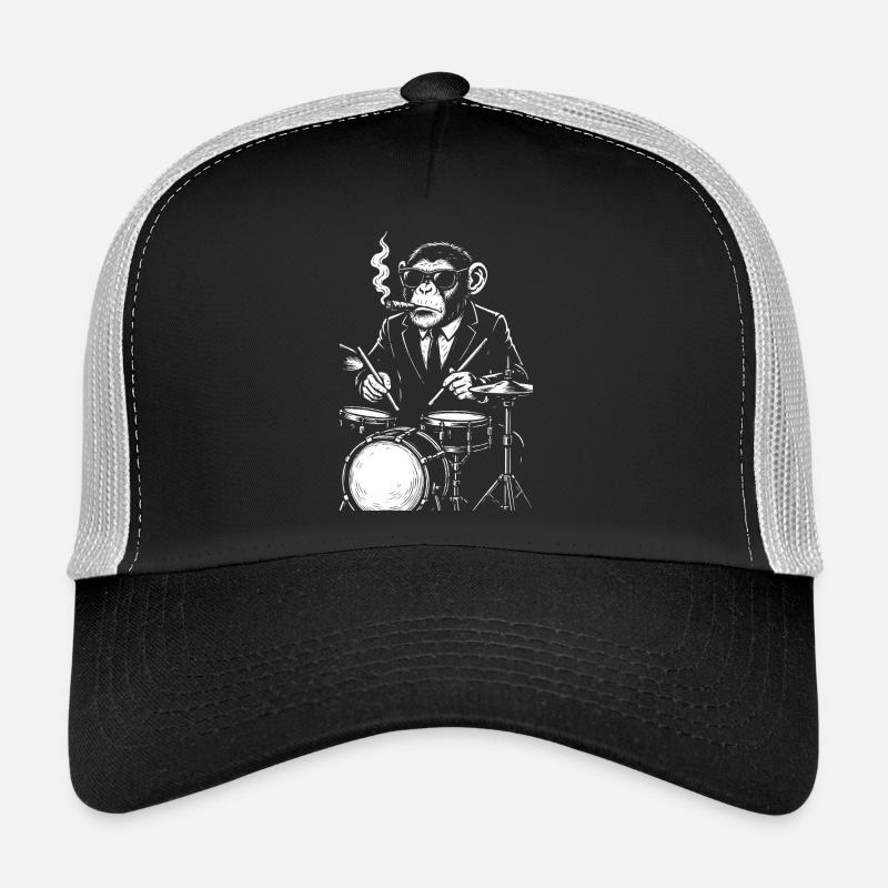 Affe mit Zigarre spielt Trommeln Trucker Cap