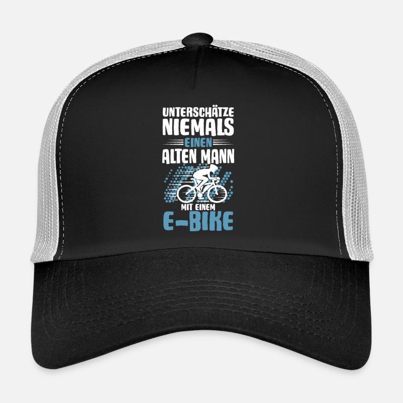 Alter Mann mit E-Bike Trucker Cap