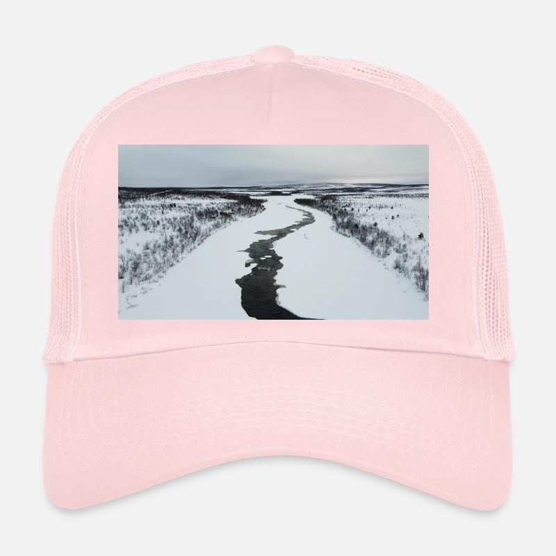 Une rivière sinueuse dans un paysage enneigé Casquette trucker 