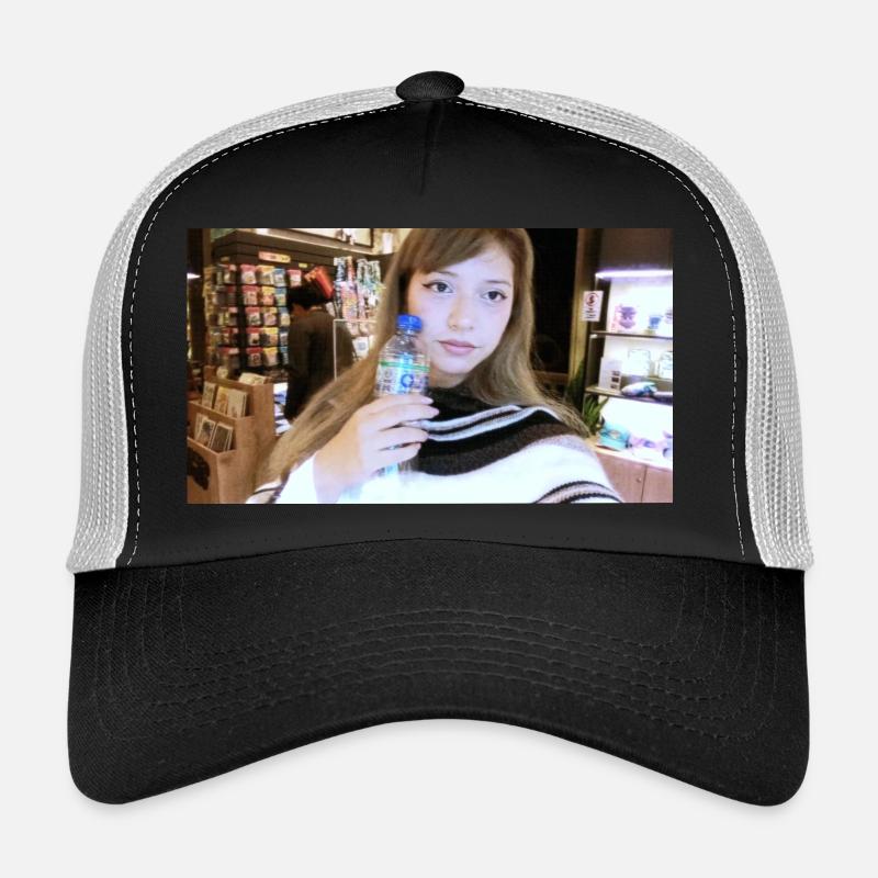 Porträt eines Modells im Museum Trucker Cap