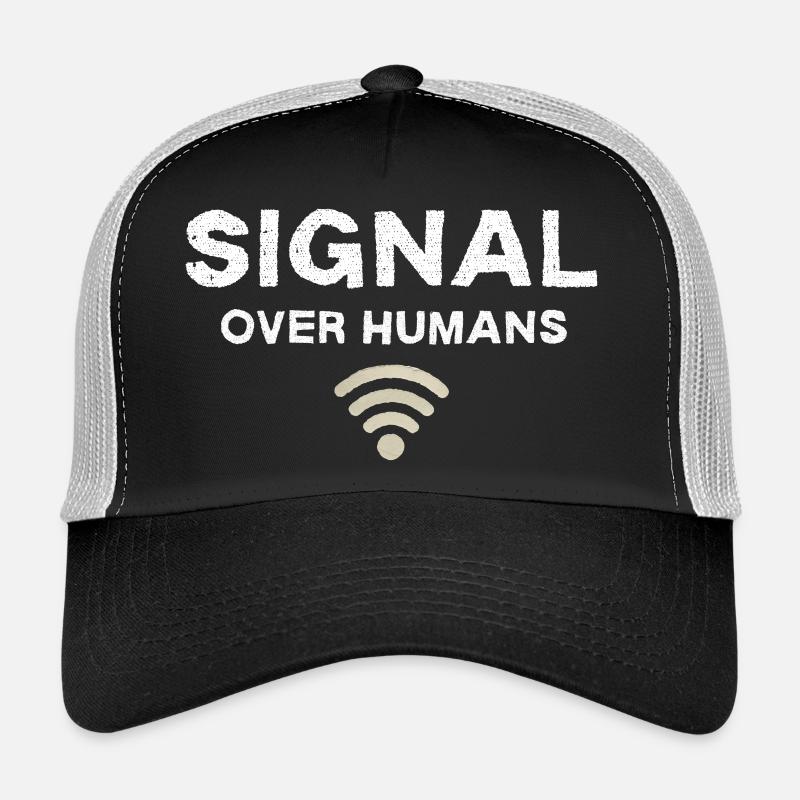 Signal über Menschen – lustiges Tech-Zitat Trucker Cap
