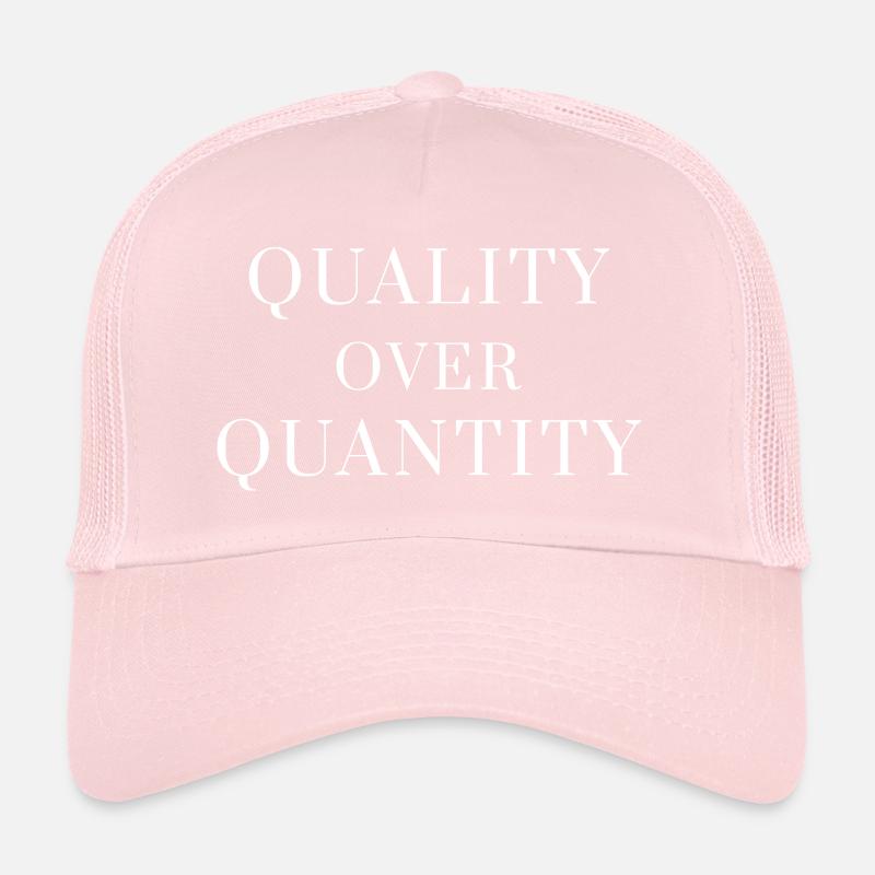 Qualité plutôt que quantité — T-shirt à déclaration minimale Casquette trucker 