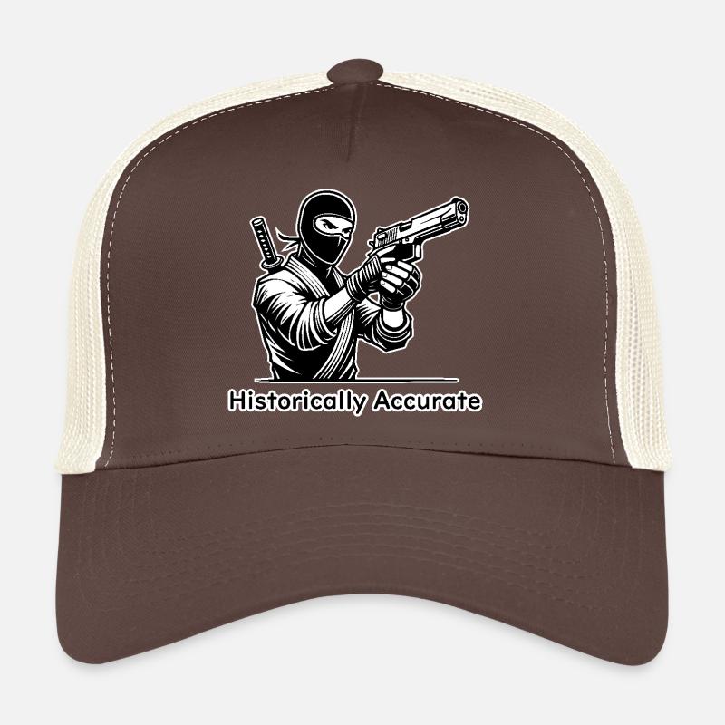 Ninja Assassin avec une arme à feu - Historiquement exact Casquette trucker 