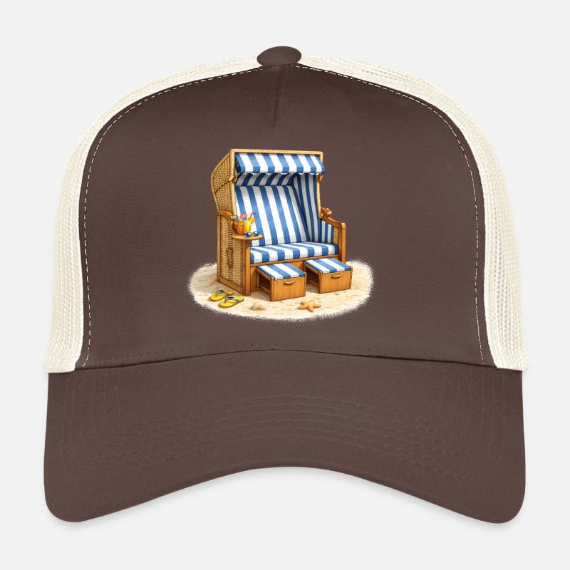 Chaise longue de plage dans le sable avec une boisson d’été Casquette trucker 