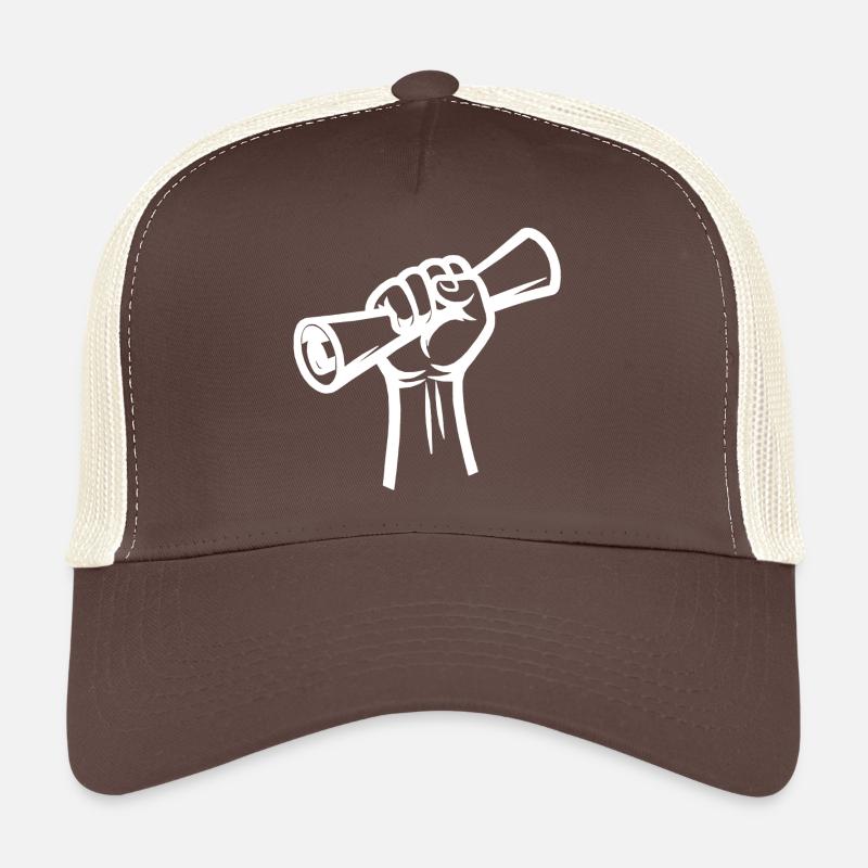Erhobene Faust hält eine Rolle Trucker Cap