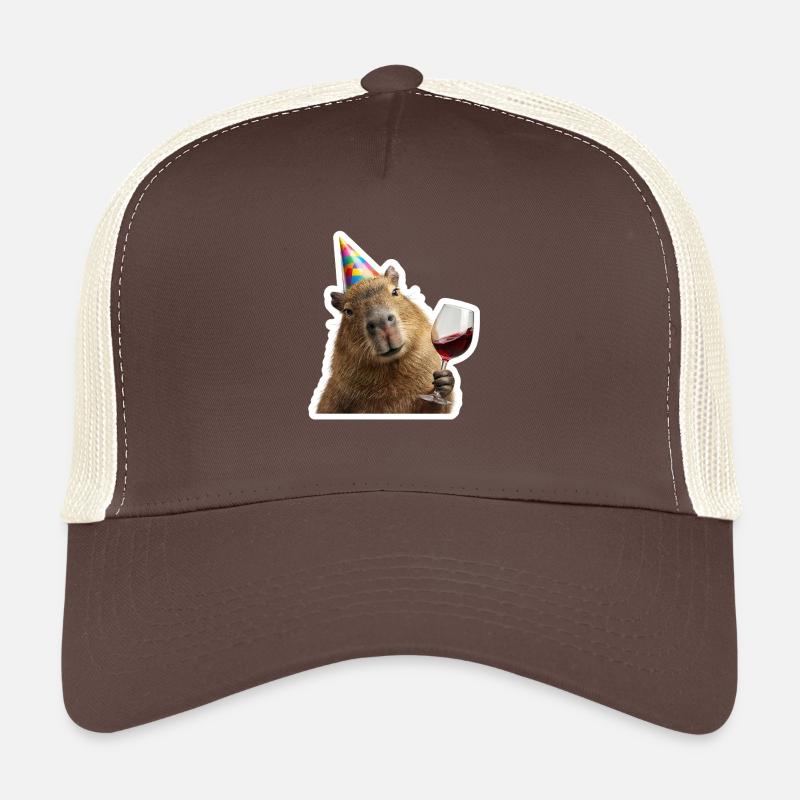 Capybara im Party Modus mit Wein Trucker Cap