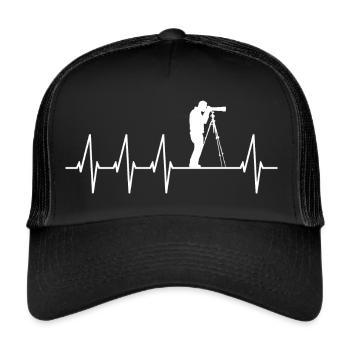 Fotograf mit Stativ Fotokamera auf Herzschlag - Trucker Cap - Schwarz/Schwarz - Vorne