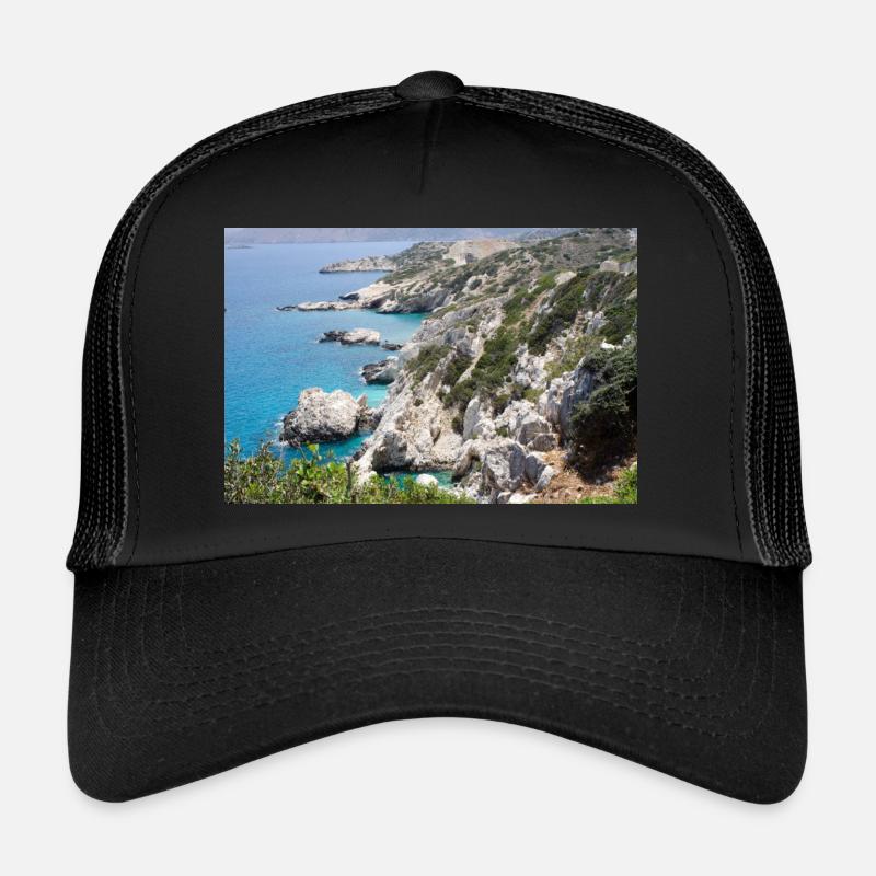 Schöne Steinklippe mit Meer bei Kreta Trucker Cap