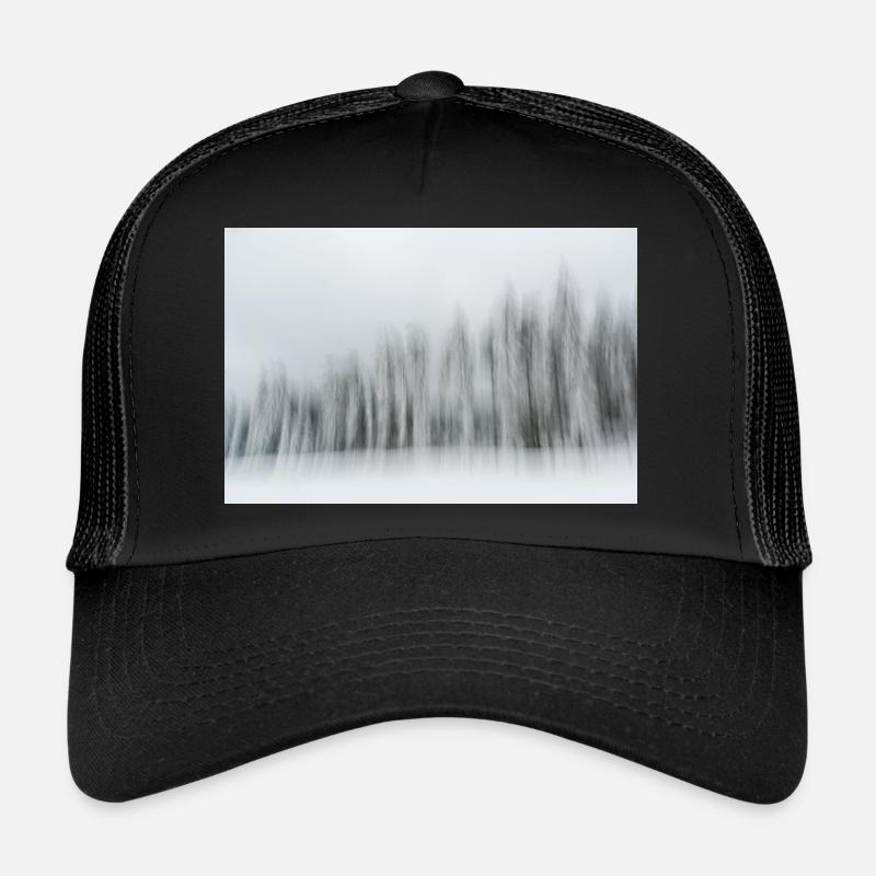 Eine Reihe verschneiter Nadelbäume in einer Winterlandschaft in m - Trucker Cap - Schwarz/Schwarz