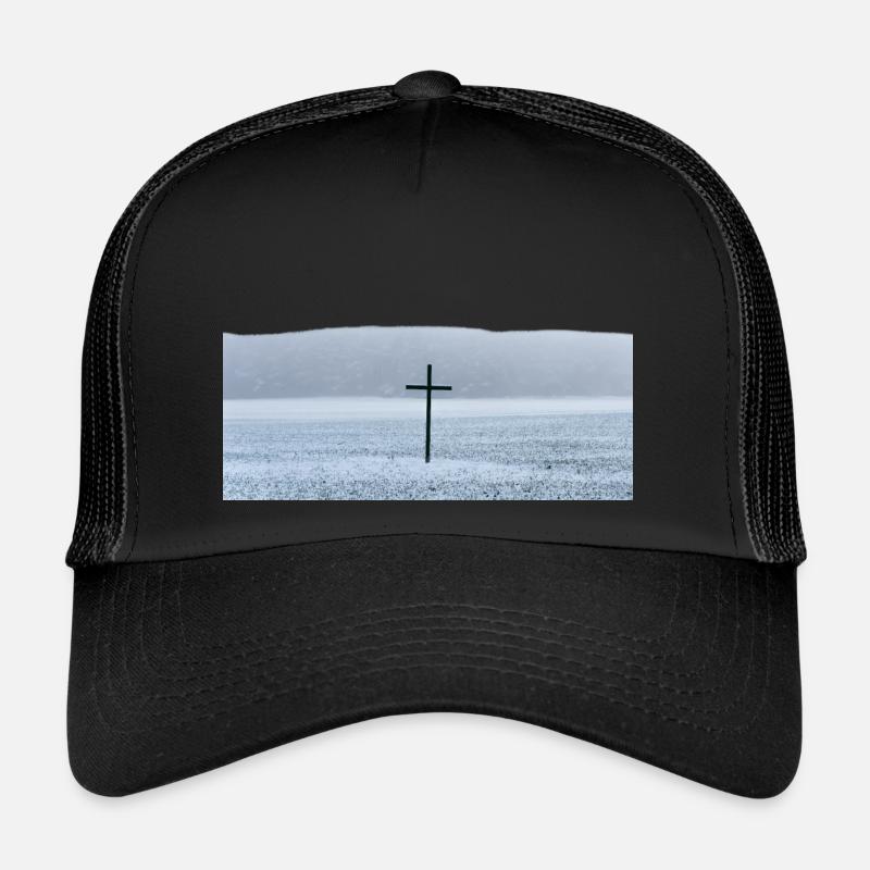 Großes schwarzes Kreuz auf einem Feld im Winter Trucker Cap