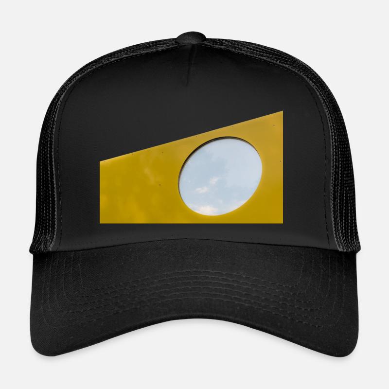 Le trou dans le mur jaune et le ciel bleu Casquette trucker 