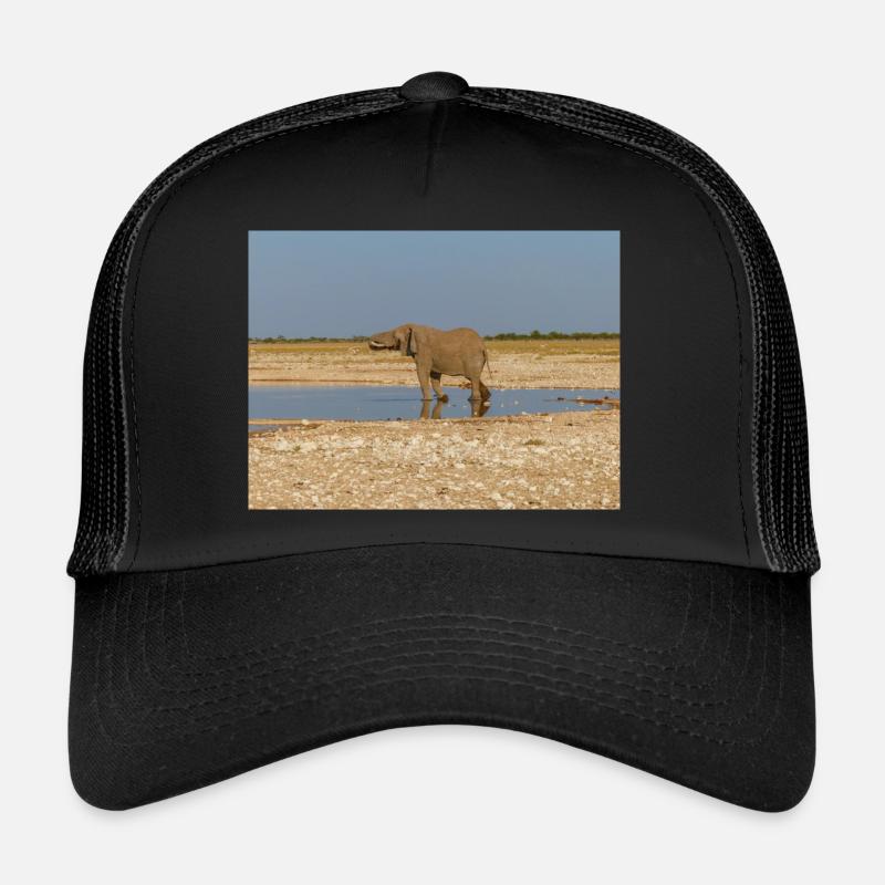 Elefant und Landschaft im Etosha Nationalpark Trucker Cap