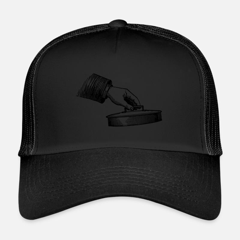 Hand mit Topfdeckel Trucker Cap