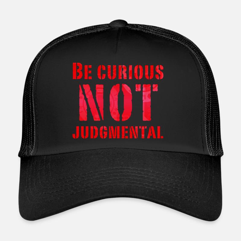 Seien Sie neugierig, nicht wertend wesentlicher Text in Rot - Trucker Cap - Schwarz/Schwarz