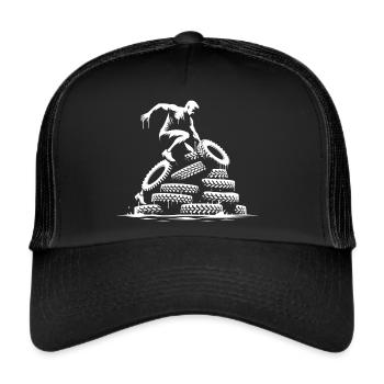 Sprung voller Matsch über den Reifenturm - Trucker Cap - Schwarz/Schwarz - Vorne