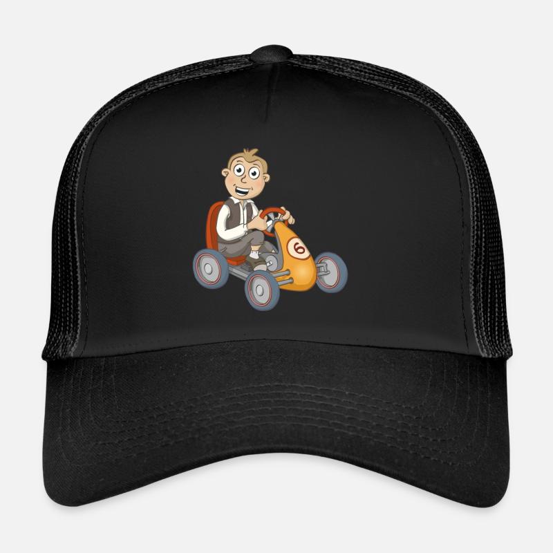 Der fröhliche Junge auf dem Tretauto Trucker Cap