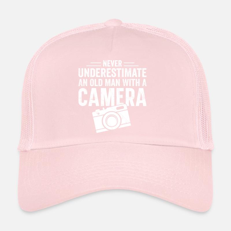 Never underestimate an old man with a camera Casquette trucker 