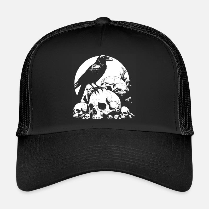 Großer mystischer Rabe sitzt auf Skulls Trucker Cap