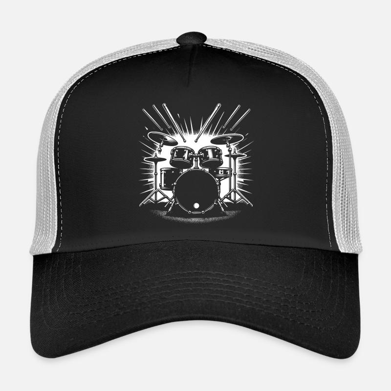 Le batteur de batterie du groupe de rock Destroy Silence. Casquette trucker 
