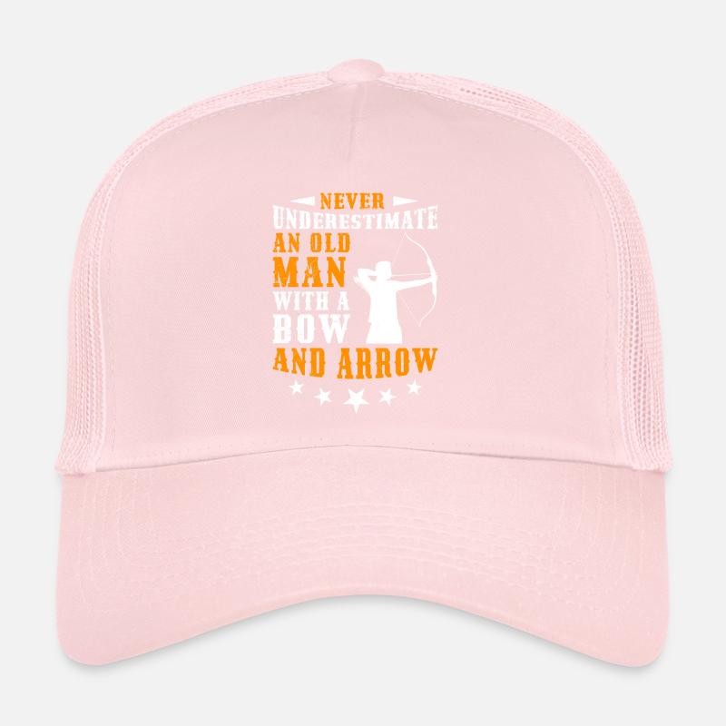 Unterschätze niemals alten Mann Pfeil und Bogen Trucker Cap