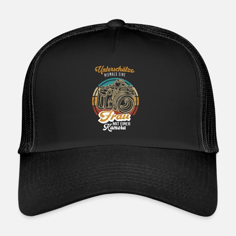 Unterschätzte niemals eine Frau mit einer Kamera Trucker Cap
