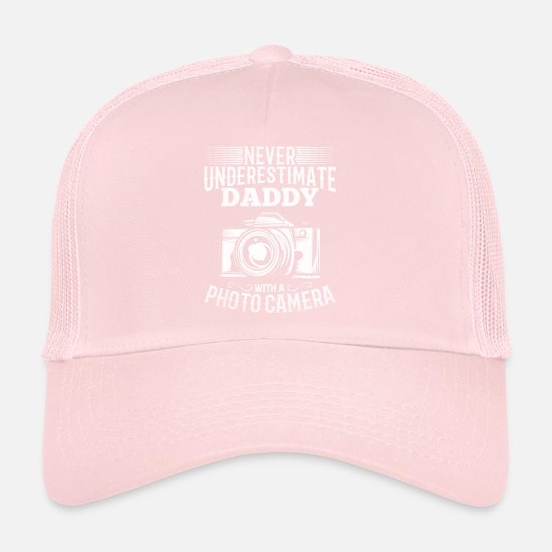 Ne sous-estimez jamais papa avec un Casquette trucker 