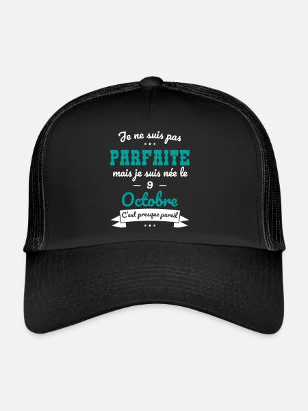 Anniversaire - Pas parfaite mais née le 9 Octobre - Casquette trucker  - noir/noir - Devant
