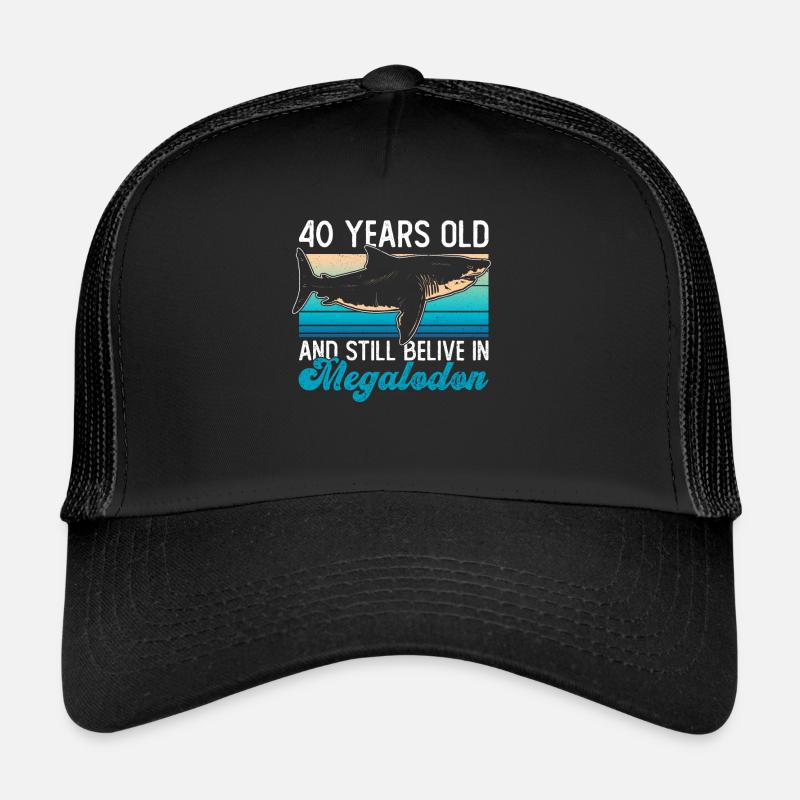 40 Jahre alt und immer noch an Megalodons glauben - Trucker Cap - Schwarz/Schwarz